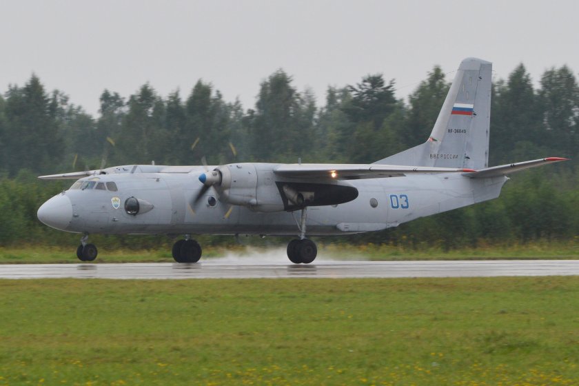 АН-26 военно-транспортный самолёт