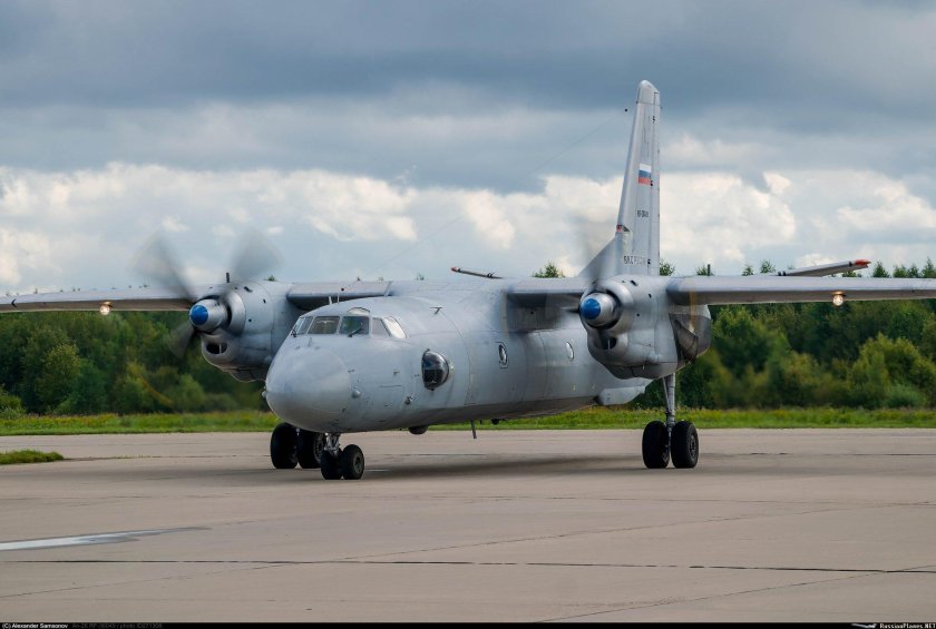 АН-26 военно-транспортный самолёт
