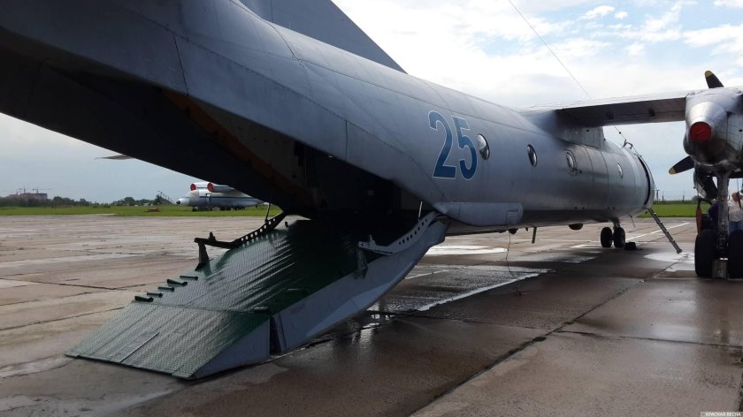 АН-26 военно-транспортный