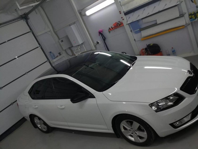 Шкода Октавия а7 белая с черной крышей