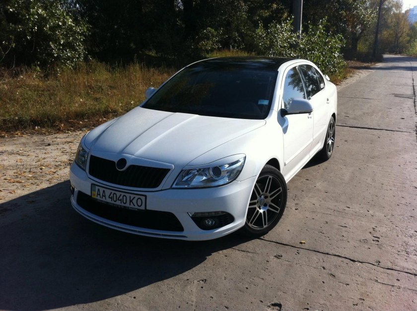 Шкода Октавия а5 с черной крышей