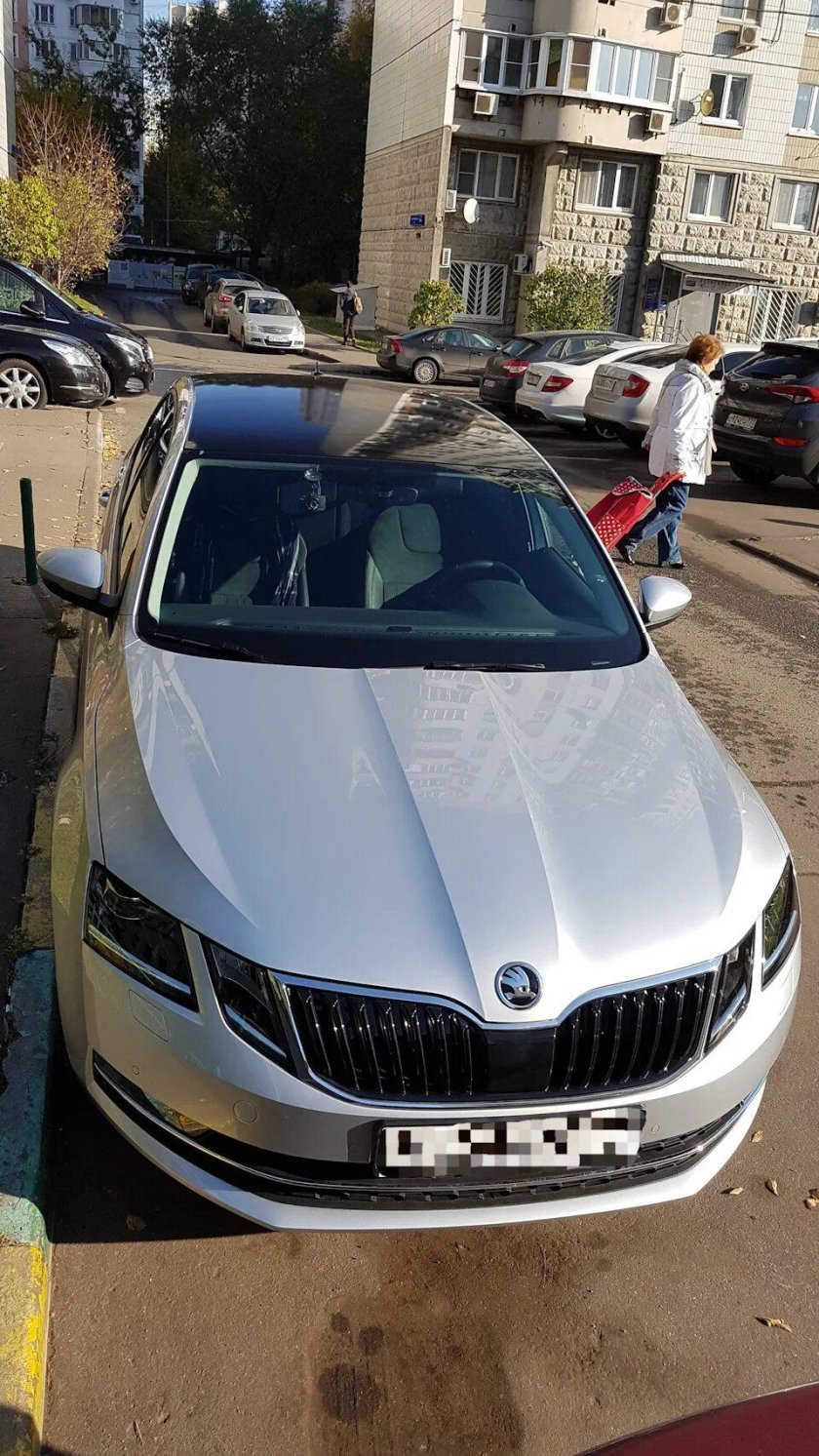 Шкода Октавия белая с черной крышей 2017