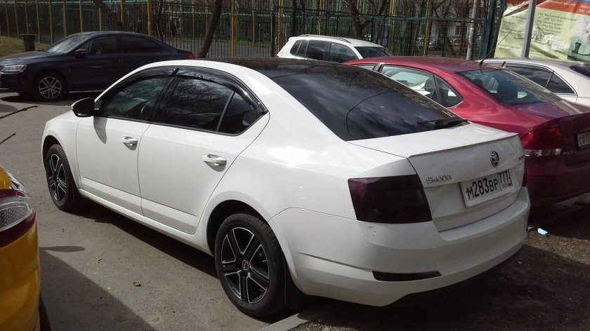 Белая тонированная Шкода Октавия а7