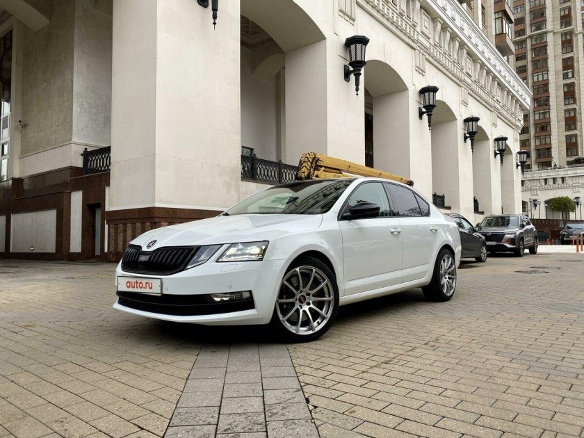 Ауди универсал белая