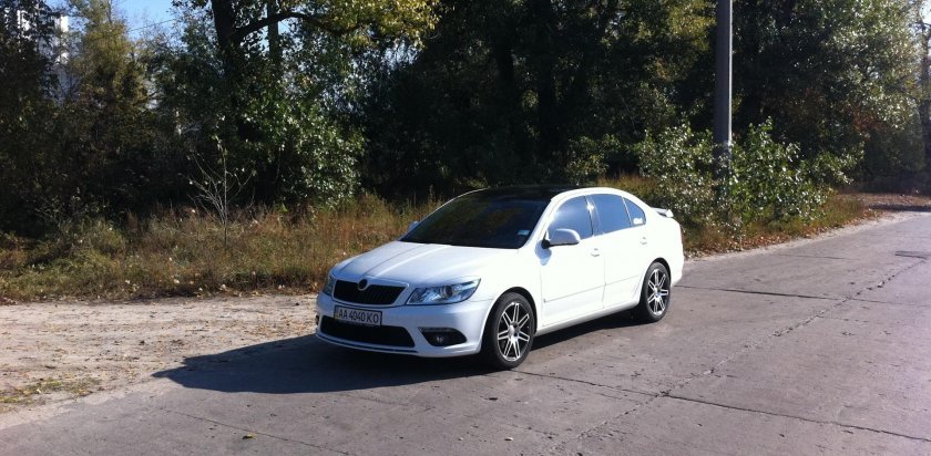 Шкода Октавия а5 белая с черной крышей