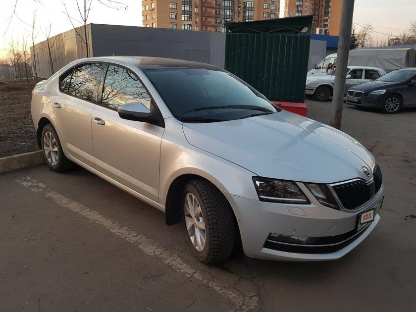 Шкода Октавиа а 7 снребристая с черной крышей