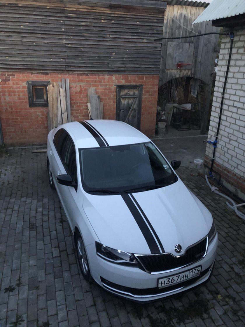 Шкода рапид с черной крышей