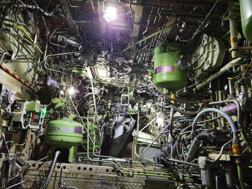 Отсек шасси