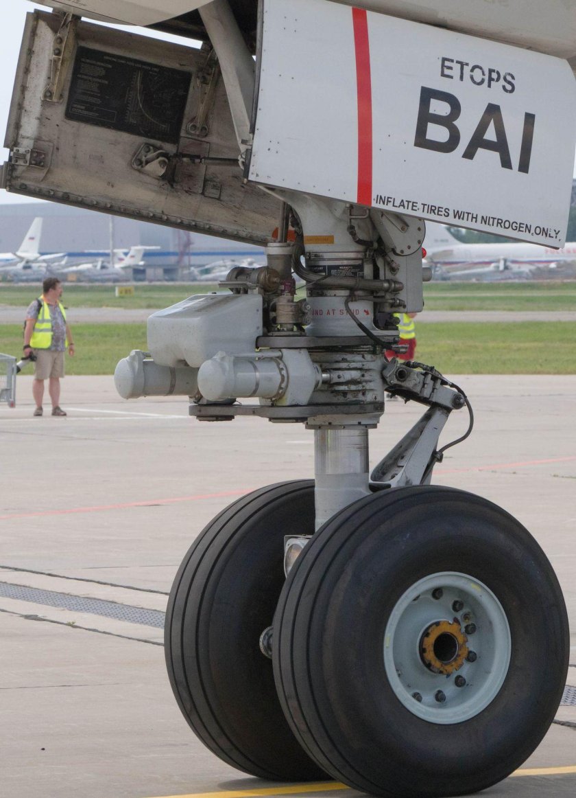 Передняя стойка шасси Боинг 737