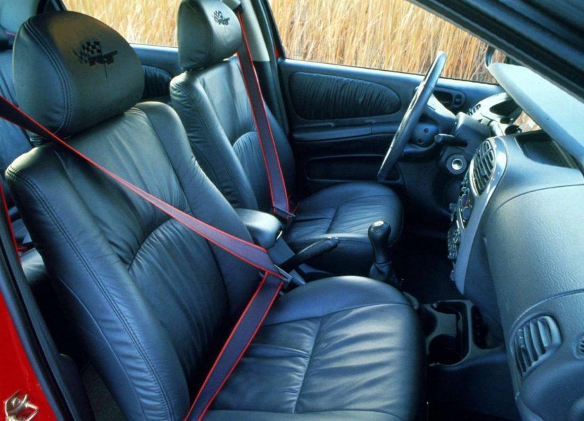 Dodge Neon 2 салон