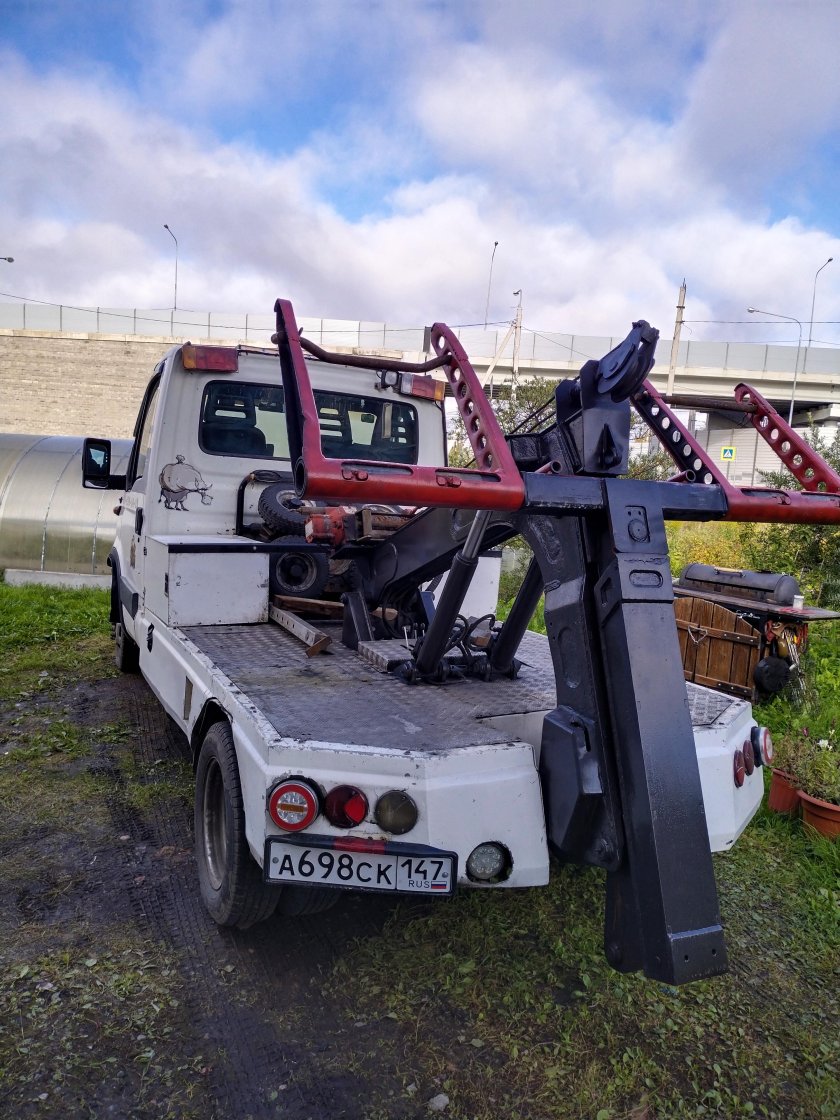 Машина на эвакуаторе