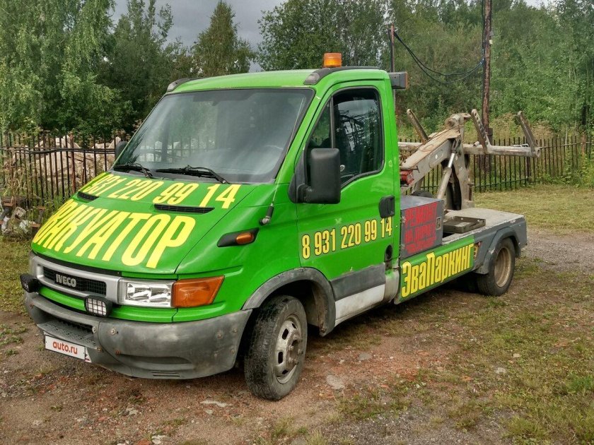 Эвакуатор зеленого цвета