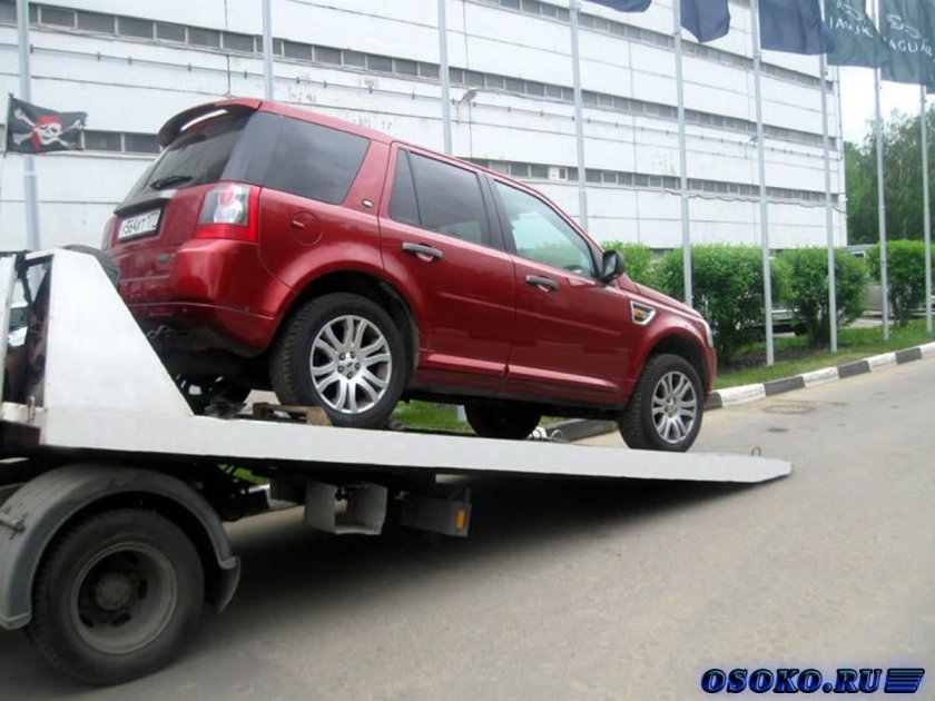 Машина на эвакуаторе