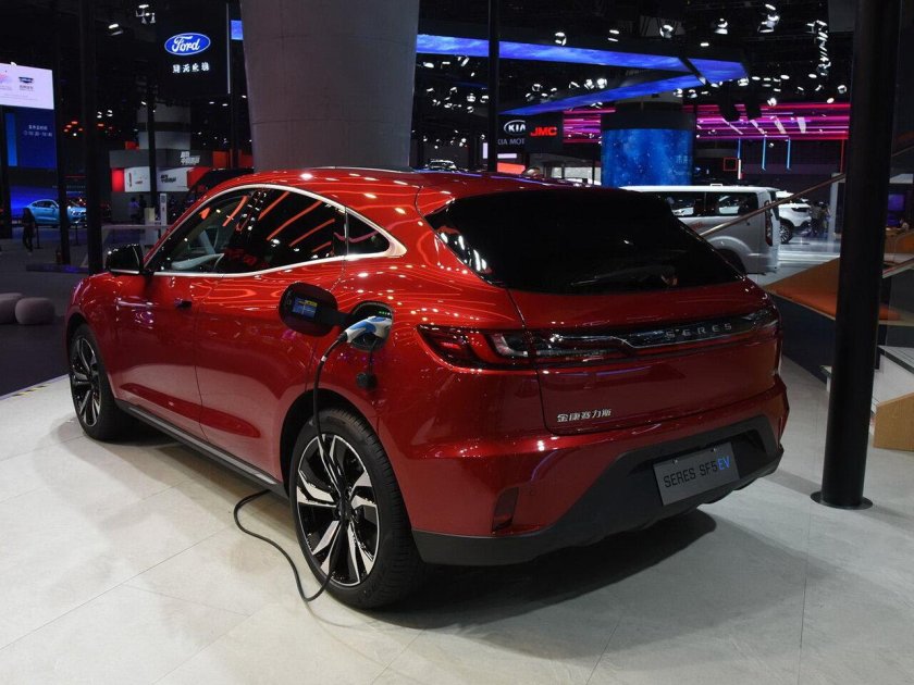 Электромобиль Huawei Seres sf5