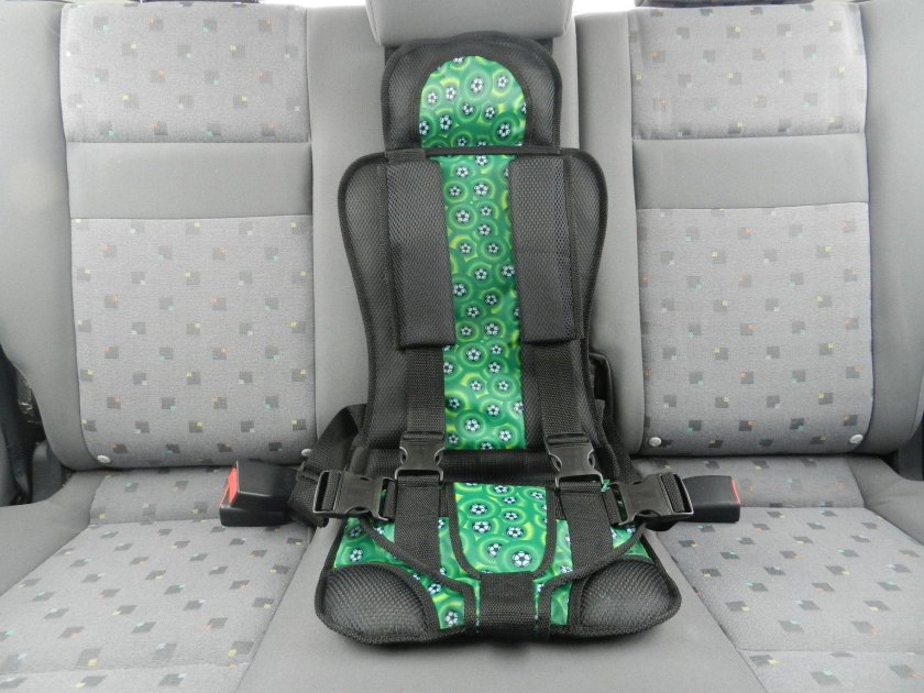 Бескаркасное детское автокресло