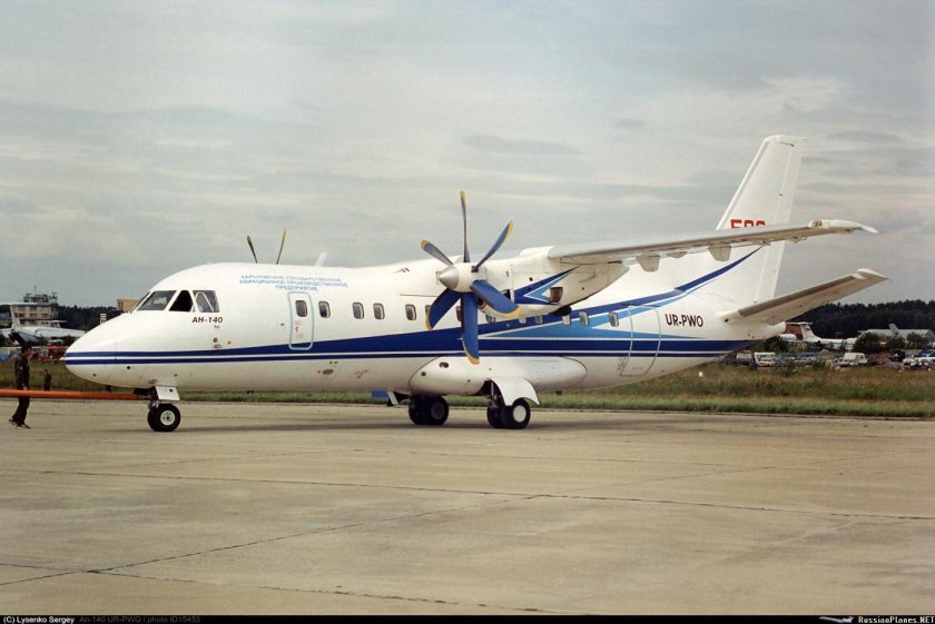 АН-140 самолет