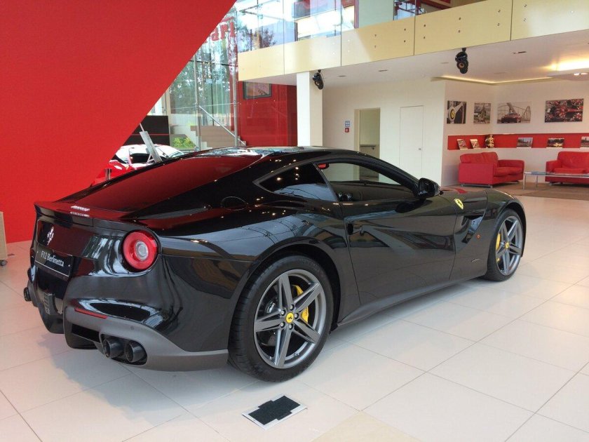 Ferrari f12 Berlinetta черная