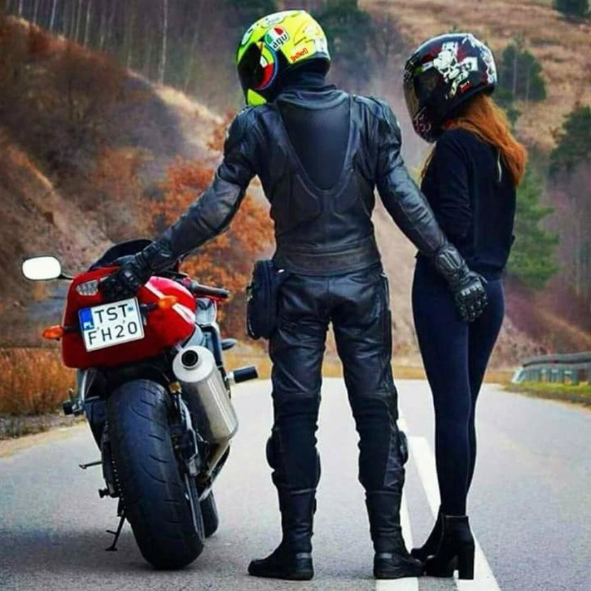 Пара на мотоцикле