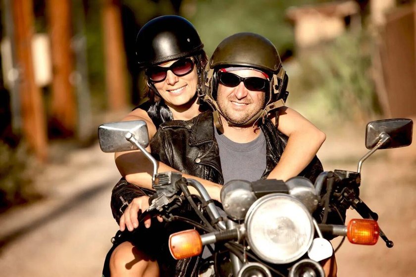 Мужчина и женщина на мотоцикле