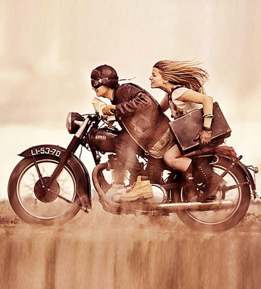 Парень с девушкой на мотоцикле