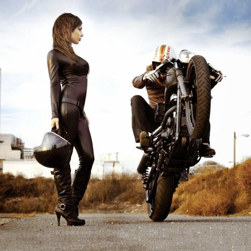 Парень с девушкой на мотоцикле