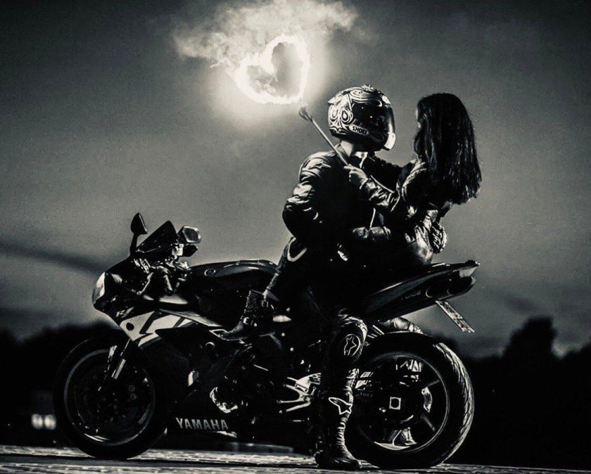 Парень и девушка на мотоцикле