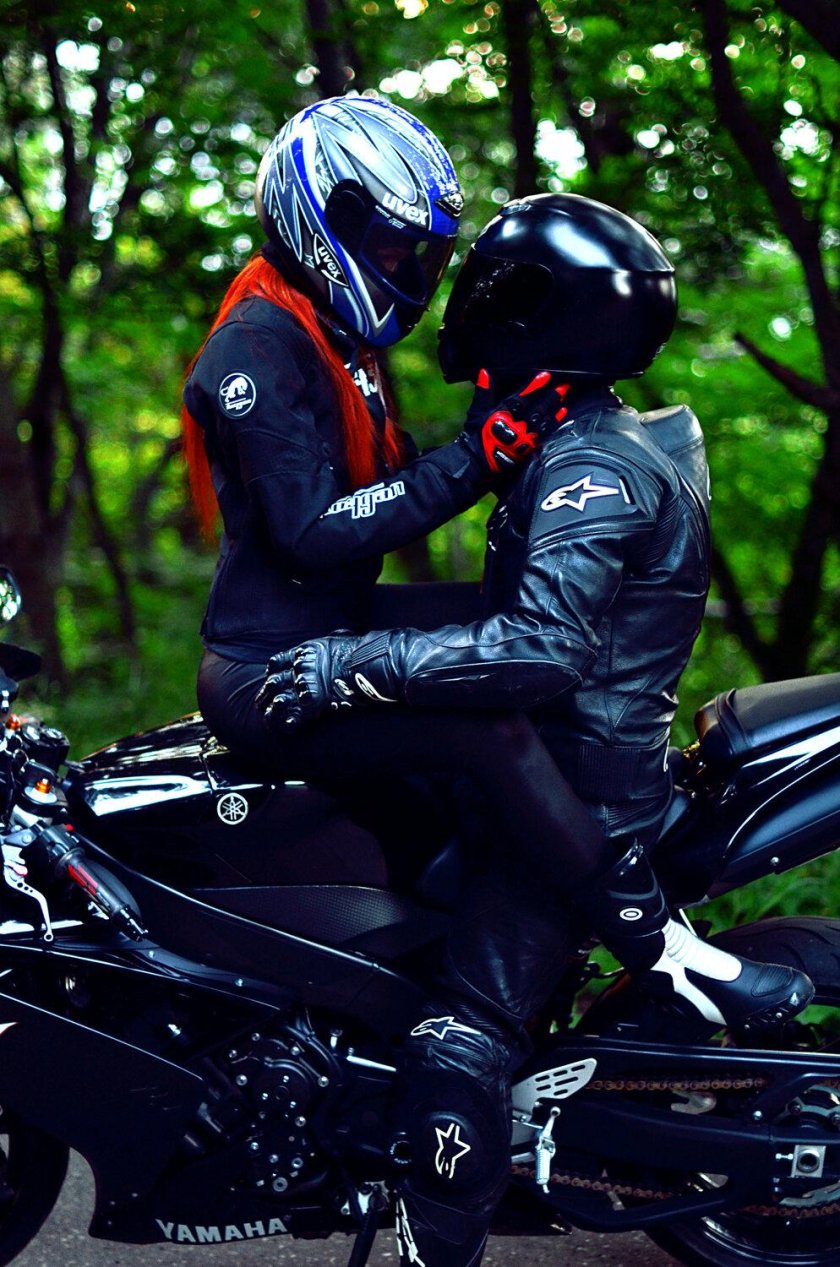 Пара мотоциклистов