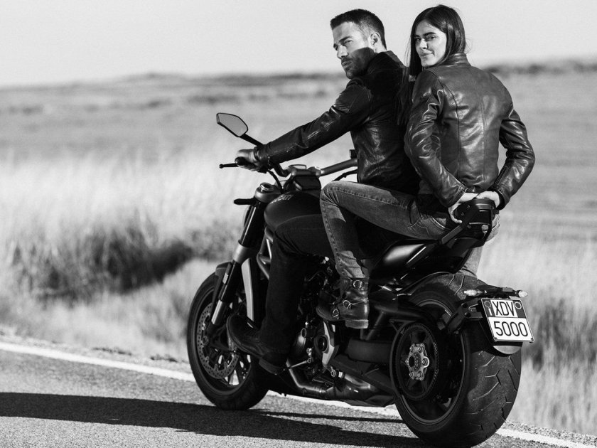 Парень с девушкой на байке