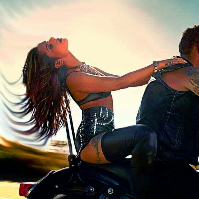 Девушка байкер