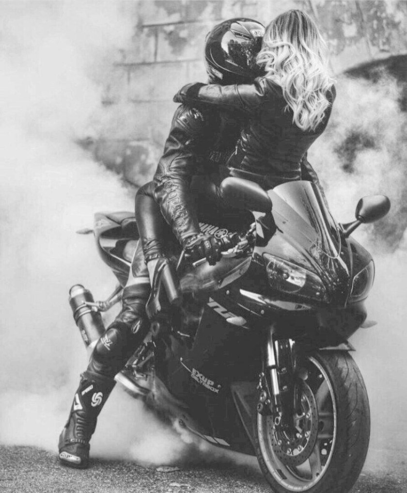 Пара на мотоцикле