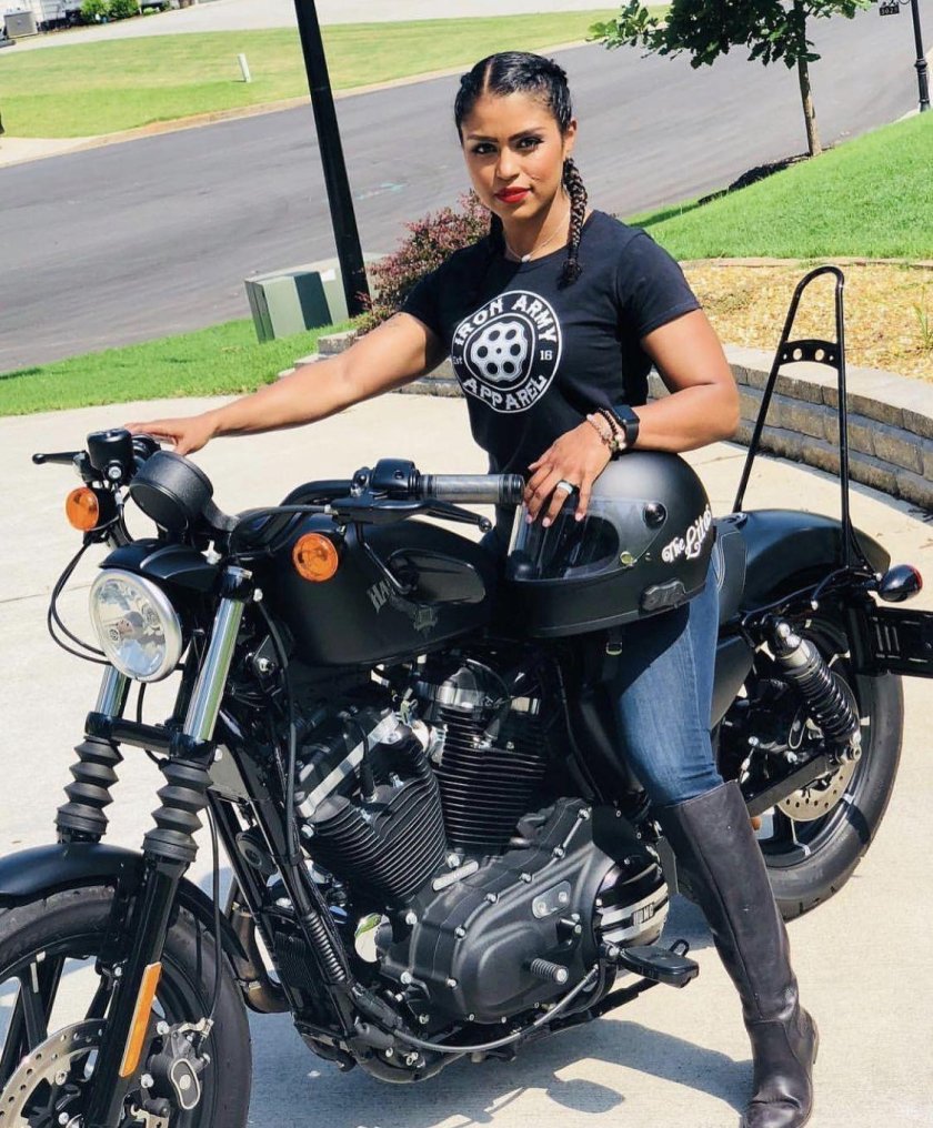 Женщина байкер