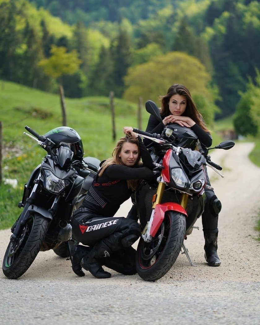 Две девушки на мотоцикле