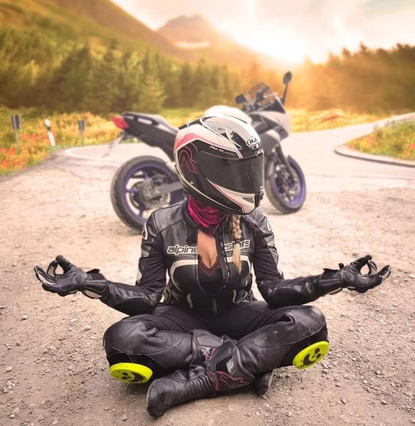 Девушка на мотоцикле в шлеме