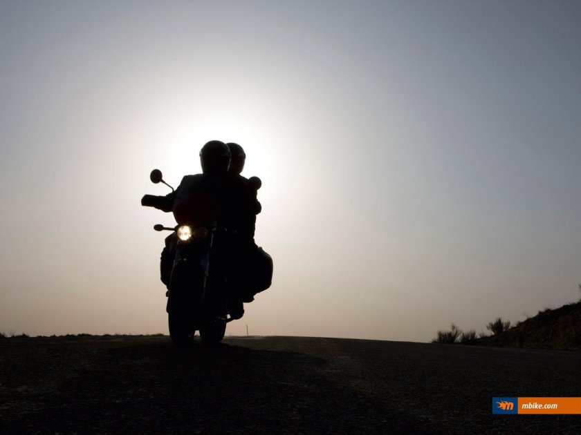 Парочка на мотоцикле