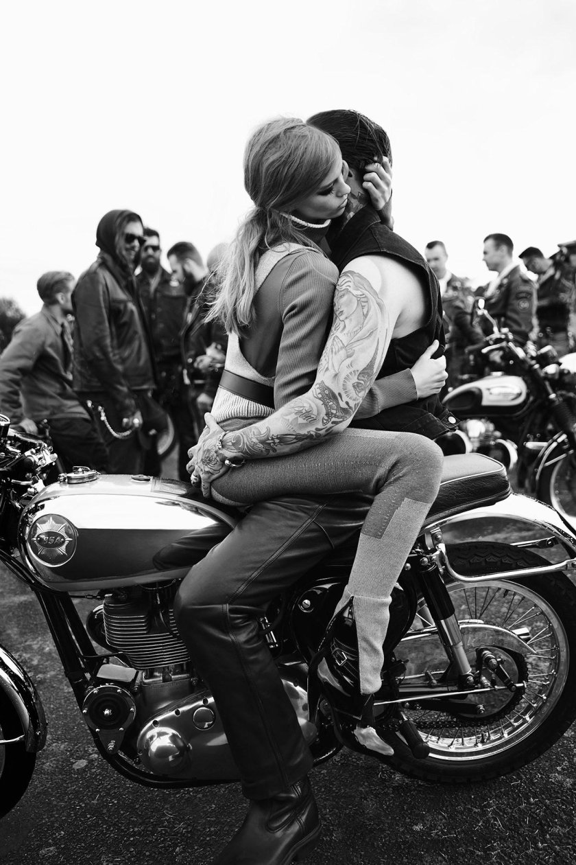 Парень с девушкой на мотоцикле