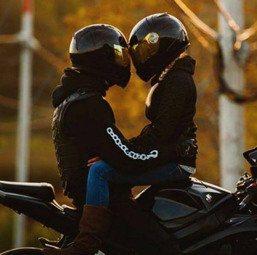 Пара на мотоцикле
