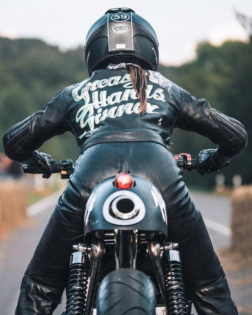 Девушка на мотоцикле