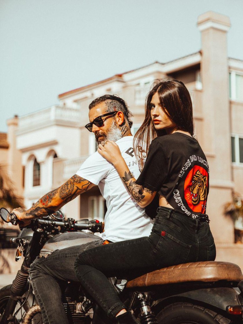 Девушка байкер