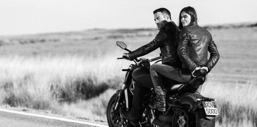 Парень с девушкой на мотоцикле