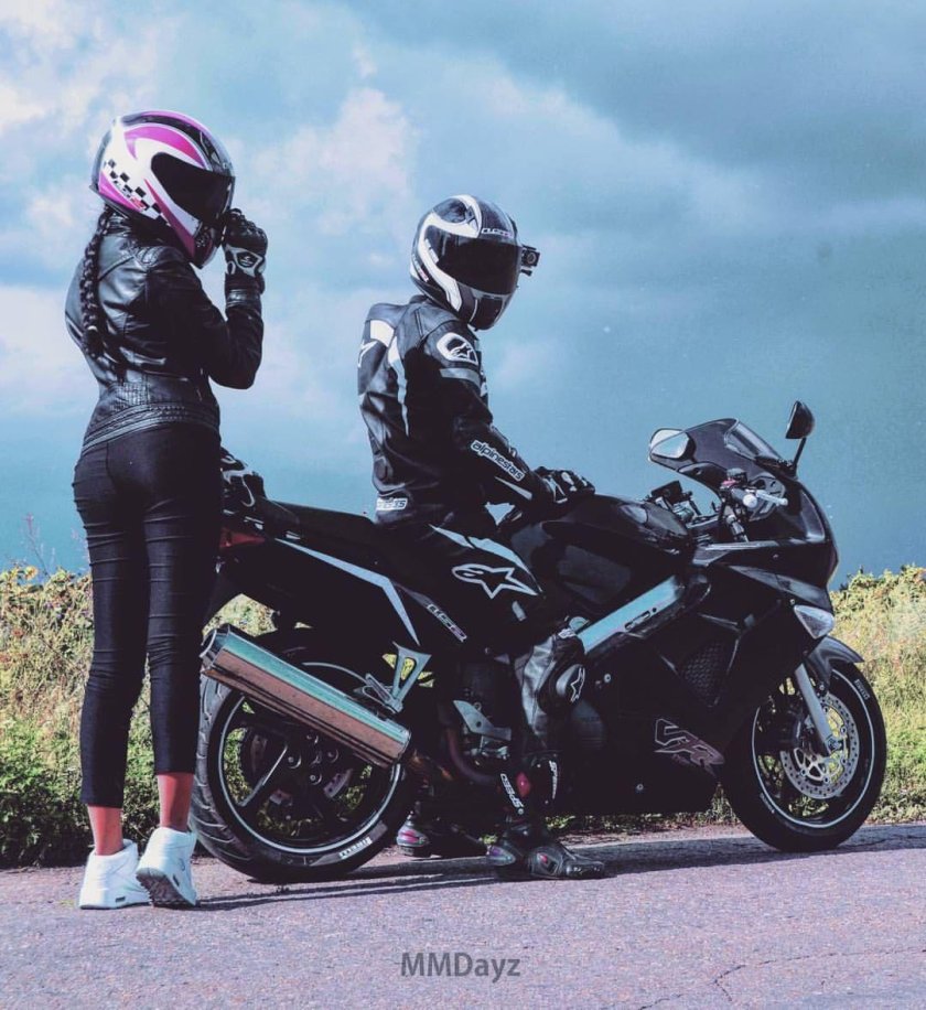 Девушка на мотоцикле