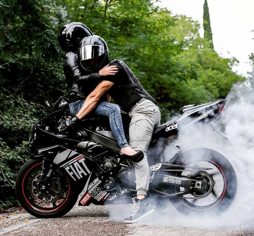 Крутой мотоциклист