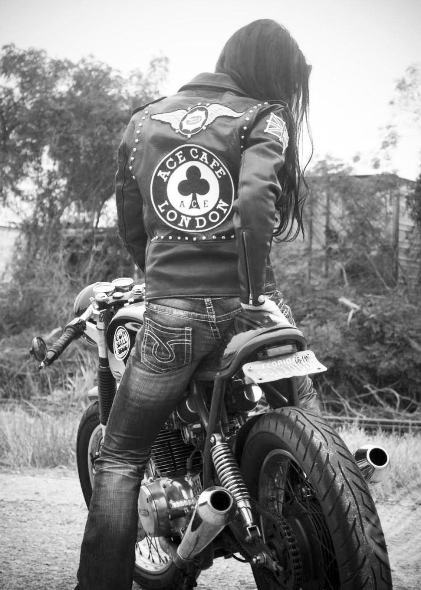 Девушка байкер