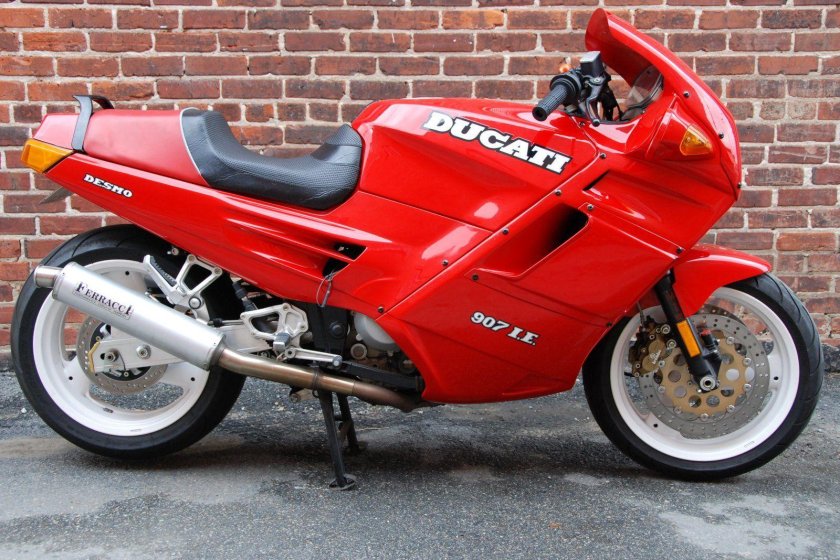 Ducati 750 paso