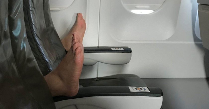 Ножки в самолете