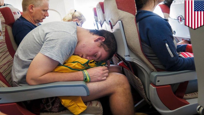 Пассажиры спит в самолете