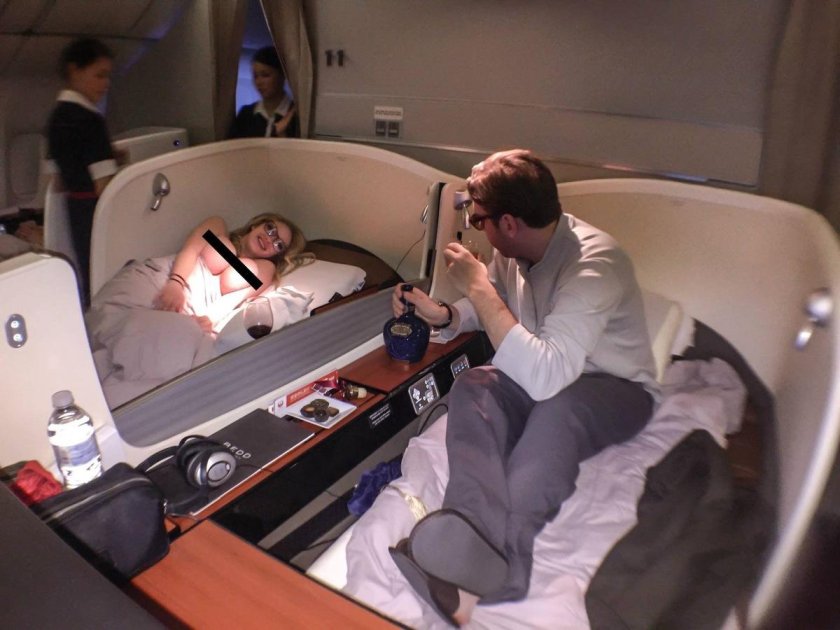 Пассажиры спит в самолете