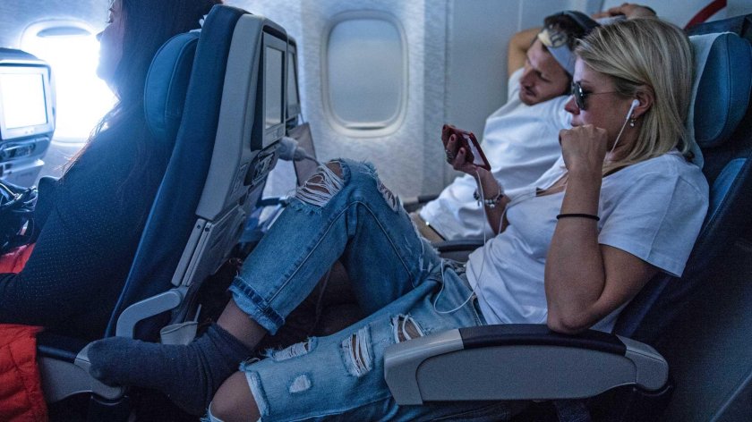 Девушка в самолете