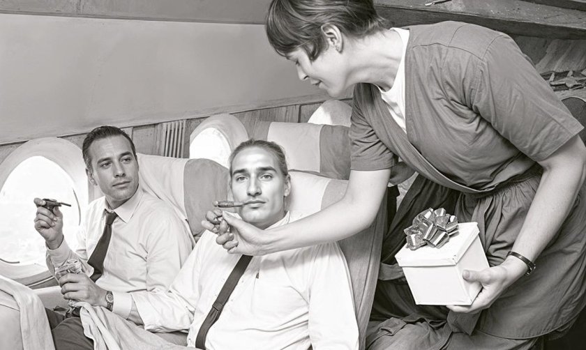 Курит в самолете