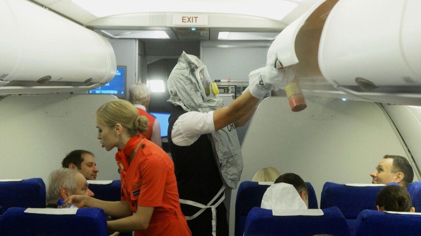 Бортпроводник в самолете