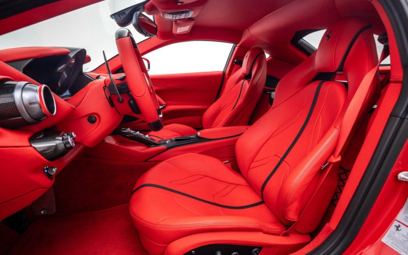 Ferrari 812 Competizione красная